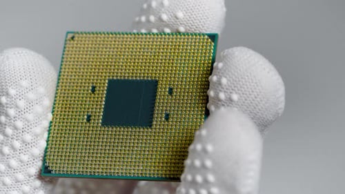 Zentralprozessor. Nahaufnahmeplan, im Labor, ein Spezialist für weiße Handschuhe, hält den Zentralprozessor.