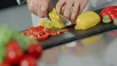 Männlicher Koch kocht frisches Essen im Küchenrestaurant