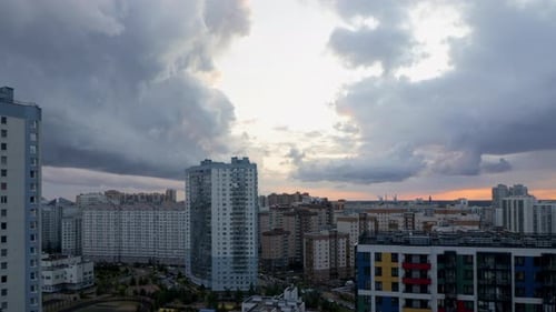 Flauschige Wolken in mehreren Stufen Timelapse
