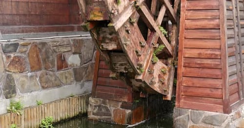Wasserrad aus Holz im chinesischen Garten