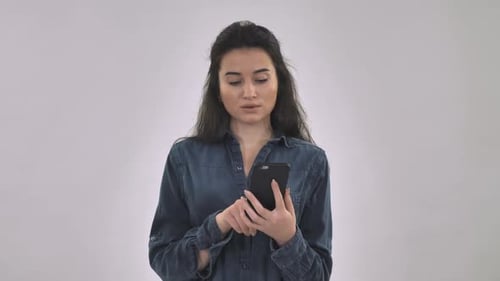 Kaukasische Frau benutzt Smartphone