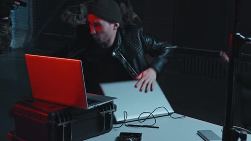 Equipe das Forças Especiais invade o esconderijo de hackers