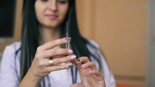 Nahaufnahme einer Spritze, die vor einer Injektion überprüft wird