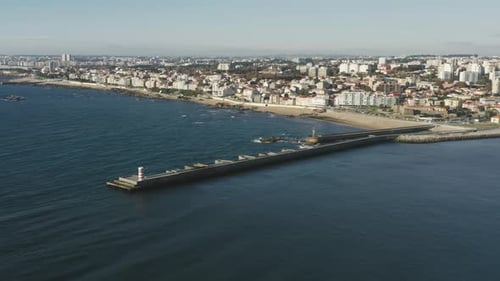 A área urbana se estende até a costa do Oceano Atlântico vista de cima