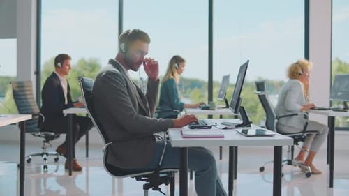 Mann hat Online-Anruf mit Kunden