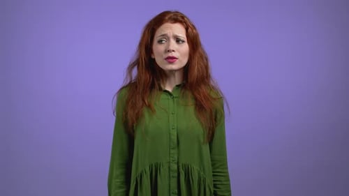 Une femme confuse coupable fait des oups, je suis désolée, expression