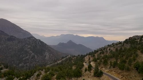 Les massifs montagneux des villes turques filmés sur un Drone