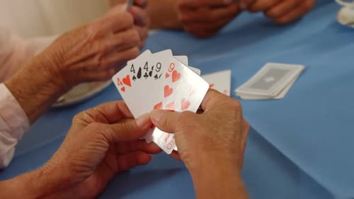Amigos mayores jugando a las cartas