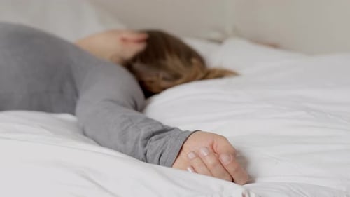 La femme morte est allongée sur le lit.