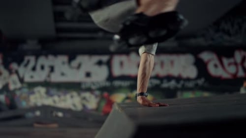 Homme sportif effectuant des tours de saut sur patins à roulettes à Urban Skate Park