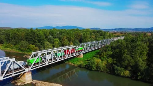 Güterzug auf der Eisenbahnbrücke