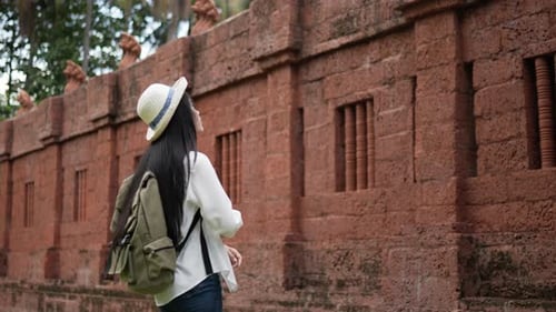 Mujer visitando un templo antiguo