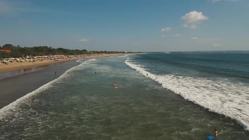 Luftaufnahme Schöner Strand mit Surfern Bali Kuta