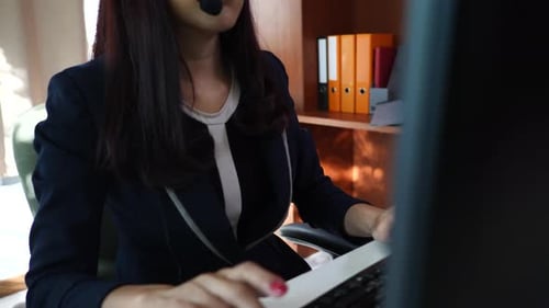 Callcenter-Support für Geschäftsfrauen im Gespräch mit dem Kunden über den Service