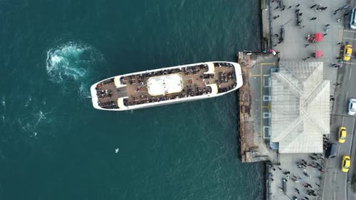 Fähre befördert Passagier am Pier