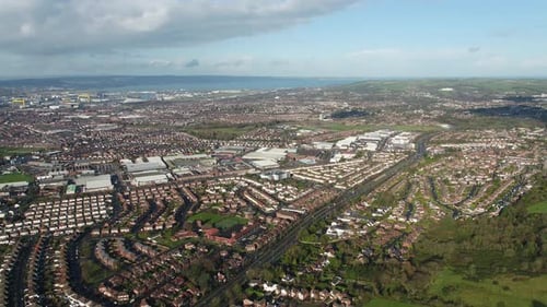 Luftüberführung von Ost-Belfast vom Land mit Blick auf das Stadtzentrum oder das Zentrum