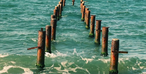 Rostige Moosstangen im Meer