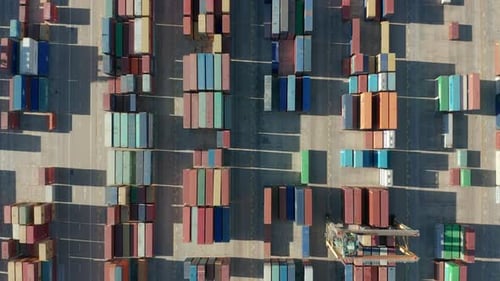 Luftbild. Bunte Container im Hafen.