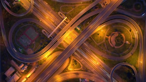 4K : vidéo hyperlapse de Drone aérien de la jonction routière à péage surélevée