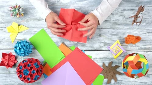 Person, die Origami-Blume herstellt, Ansicht von oben.