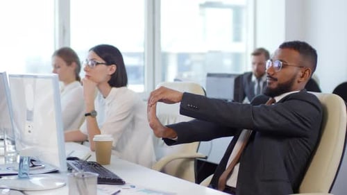 Trabalhador de escritório árabe exercitar no local de trabalho