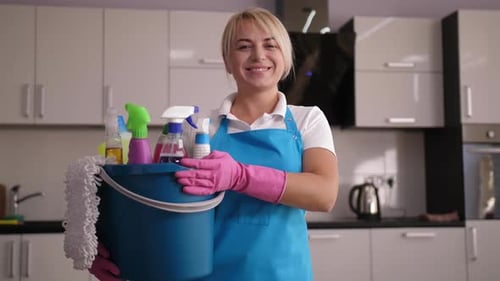 Joli concierge souriant à la caméra après le travail