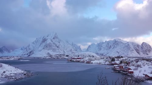 Pueblo de pescadores a orillas del fiordo de invierno