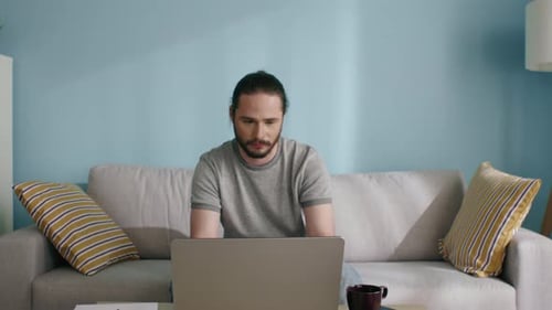 Un hombre independiente trabaja en la computadora