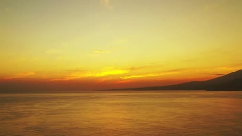 Luftbild von oben nach unten Landschaft mit paradiesischer Küstenstrandtierwelt durch aquablaue Lagune und weißen