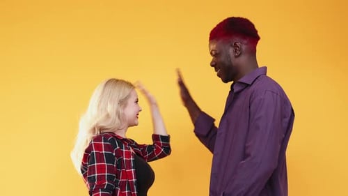 Top Five : Coopération multiraciale : homme et femme heureux