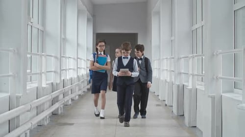 Estudantes da escola caminhando ao longo do corredor