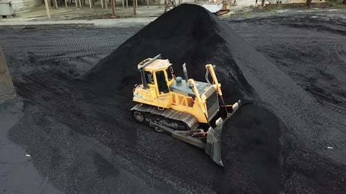 Bulldozer bewegt die Kohle