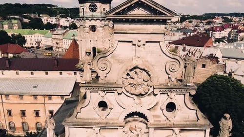 Drohnenaufnahme eines Flugzeugs über der katholischen Kathedrale.