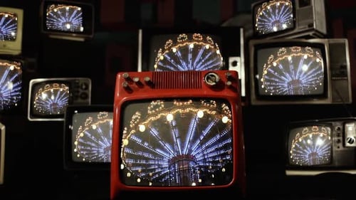 Altmodisches Karussell und Stapel von Vintage-Fernsehern.