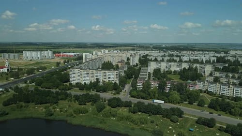 Flug entlang des Seeufers. Stadtblock am Ufer des Sees. Mehrstöckige Häuser