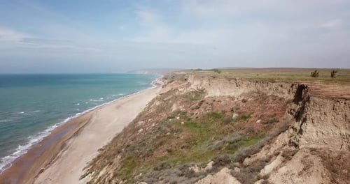 Tropical Beach Video, Vogelperspektive von blau schäumenden Meereswellen, die gegen die Küste zerquetschen