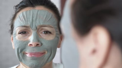 Máscara facial antienvelhecimento.
UMA