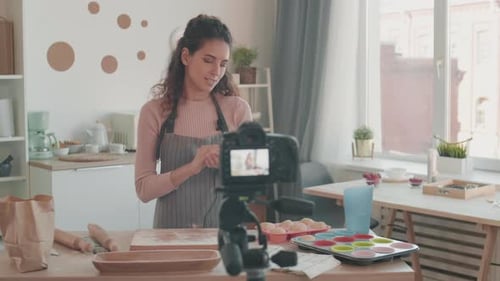 Mujer haciendo bolas de masa para el tutorial