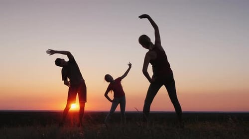 Familie mit Kind macht Übungen in der Natur an einem malerischen Ort