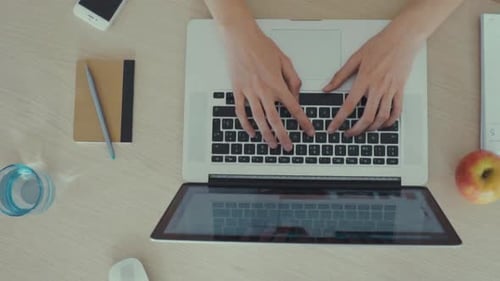 Draufsicht auf Ernteperson, die auf dem Laptop tippt