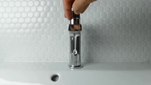 Wasser aus dem Wasserhahn in Zeitlupe