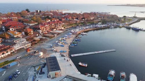 Blick aus großer Höhe auf dem Pier der Stadt auf die Inseln von Pomorie mit vielen Booten und Booten