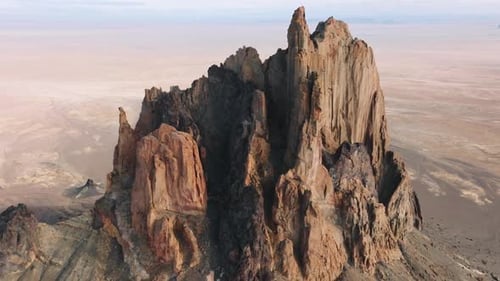 Gros plan des pics rocheux pointus d'une chaîne de montagnes avec une ligne d'horizon bleue derrière