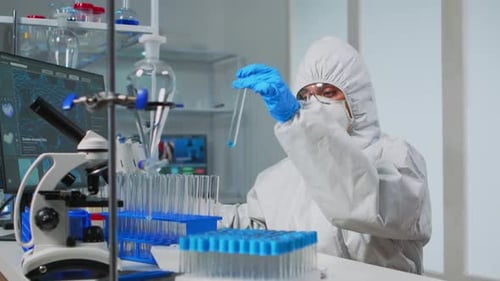Labortechniker bei der Gesamtuntersuchung von Flüssigkeitsproben