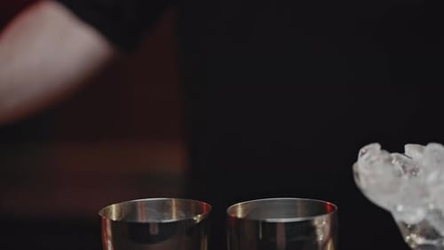 Barman utilisant Jigger mesure les ingrédients pour le cocktail