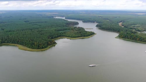 Vue aérienne d'un lac et d'une forêt dans la région de Mazurie (Mazurie) en Pologne, Europe