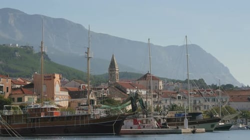 Barcos con mástiles en el puerto de Makarska