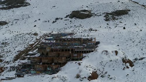 Construit sur le flanc d'une montagne en 1920 à l'extrémité sud de Genola, dans l'Utah, le Old Tintic Mill p
