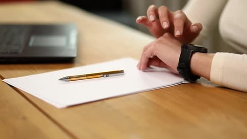 Nicht wiederzuerkennende Frau mit Smartwatch, Freelancer-Frau mit Smartwatch