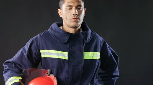 Feuerwehrmann stehend mit Helm in der Hand 4K 4k